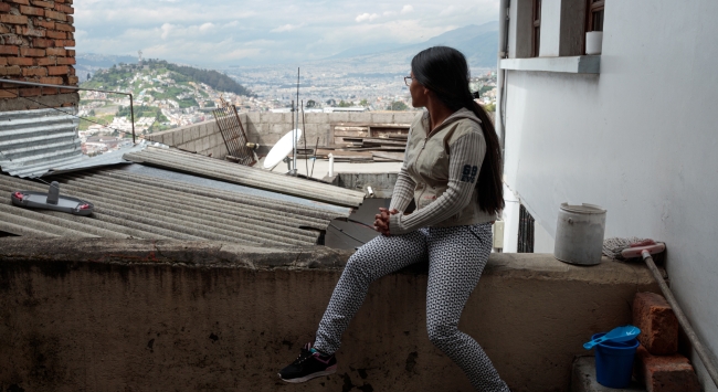 Le premier pilier de la déclaration de Los Angeles est consacré à la promotion de la stabilité et de l'assistance pour les communautés de destination, d'origine, de transit et de retour. Sur la photo, un migrant résidant à Quito.